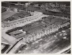 Kort na oplevering. Nog aanwezig: de watertoren (afgebroken in 1928) en het voorm. fabrieksterrein van Trompenburg.
              <br/>
              Stadsarchief Amsterdam, 1927